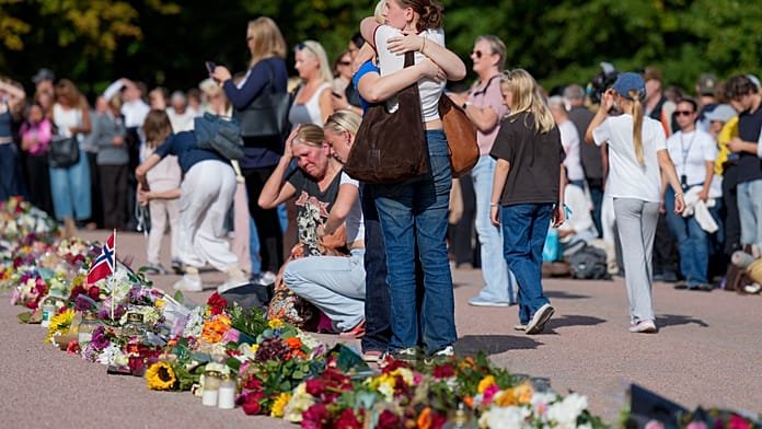 Hundreds gather in Oslo to support Norway’s King Harald V