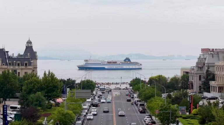 What message does Third Senior Officials' Meeting in Dalian send?