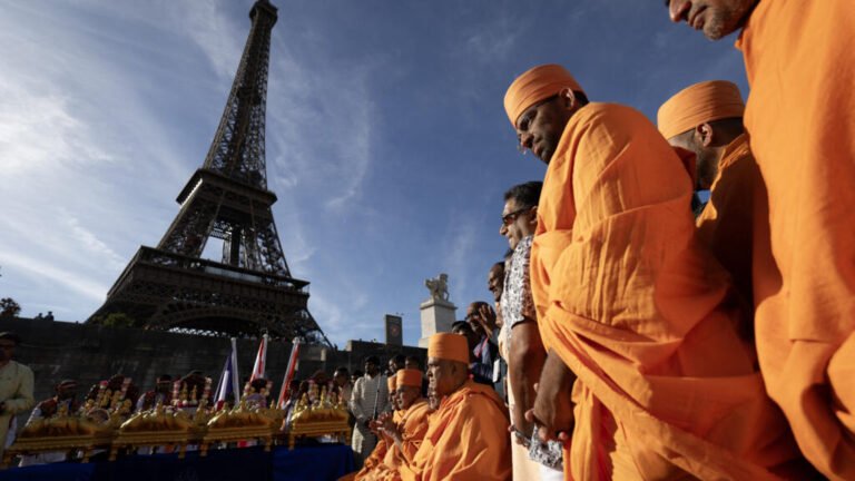 Paris probes why women staff removed from Eiffel Tower for Hindu visit