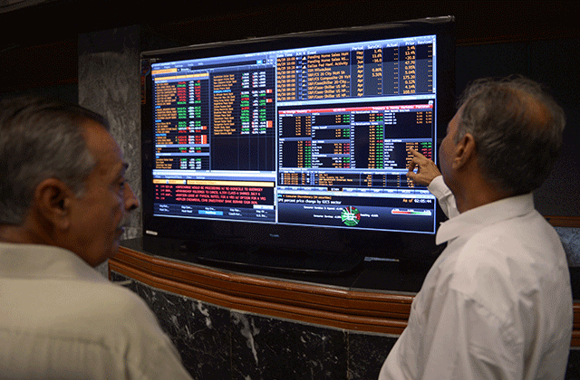 PSX closes with modest gains of 400 points