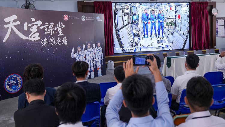 China's space crew gives lecture to students in Hong Kong, Macao