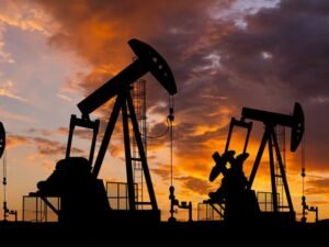 Oil climbs as Saudi pipeline outage, fresh attacks heighten supply concerns