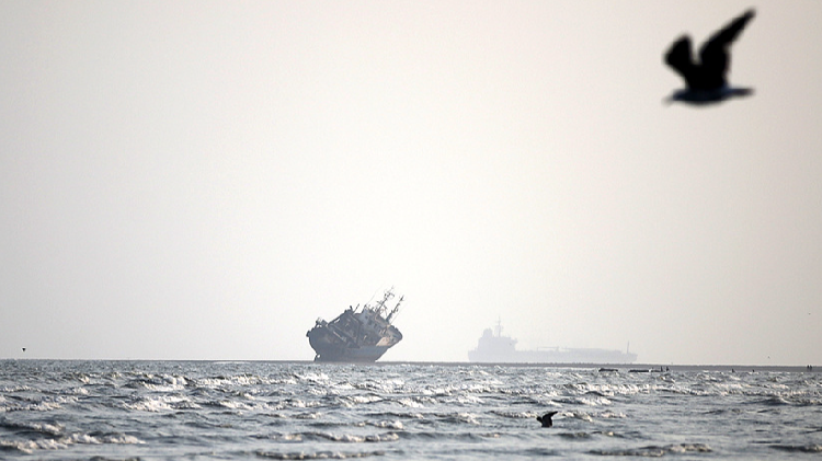 US, Iran give conflicting signals on talks as Hormuz traffic stays low