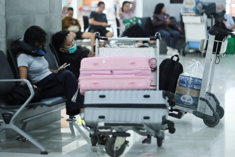 Volcanic ash continues to disrupt flights in Indonesia, thousands stranded